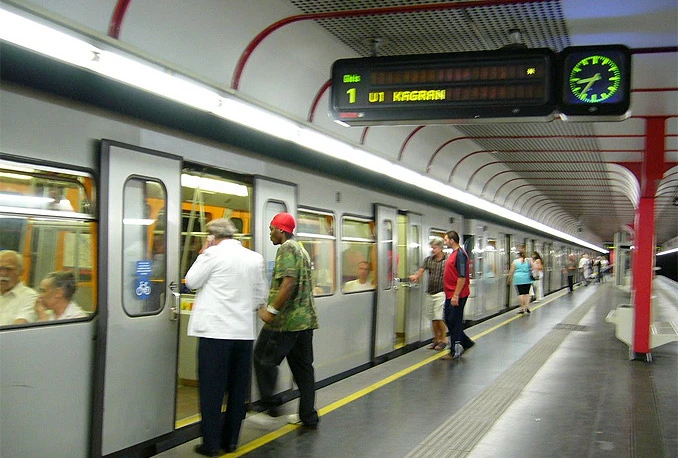 U liftu metroa ležao onesviješten pet sati, a nitko mu nije pomogao