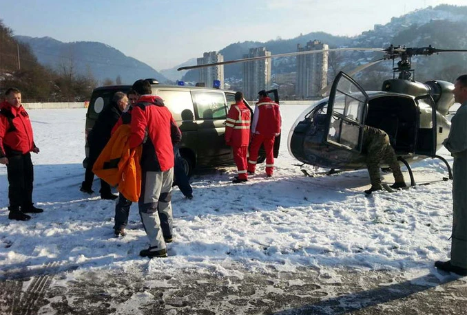 Staricu iz snijegom zametenog sela kod Konjica spasio helikopter OSBiH
