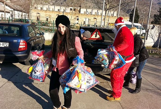 ''Ruka humanosti'' paketićima razveselila mališane ''Egipatskog sela'' 