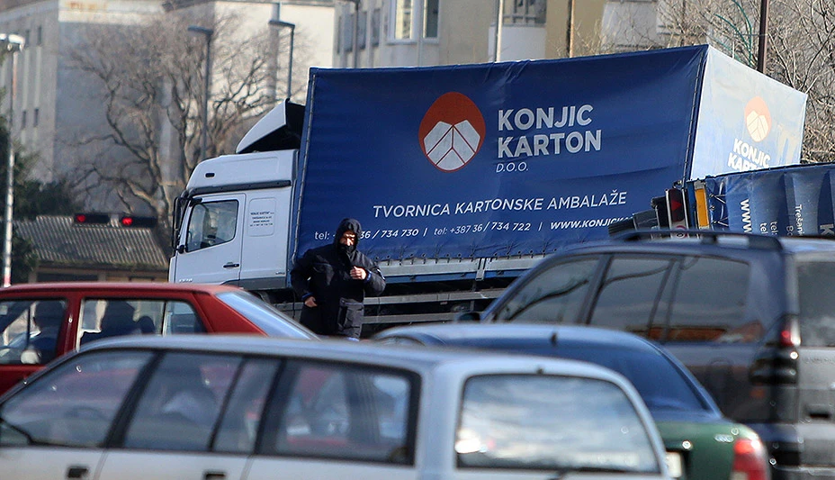 Na mostu između Mahale i Tekije vjetar izvrnuo kamion, promet u prekidu