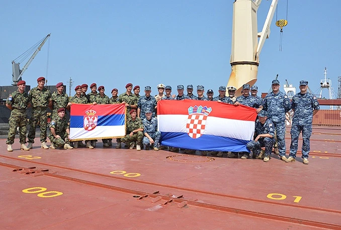 Srpski i hrvatski vojnici na primopredaji dužnosti u Somaliji