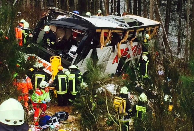 Bus nakon sudara sletio u provaliju, četiri osobe poginule