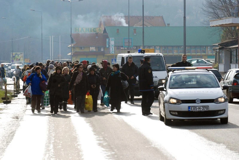 Sedmorica radnika ne odustaju, Vlada nudi 100 KM