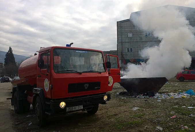 Spaljeno ničije smeće ispred mostarskog kazališta