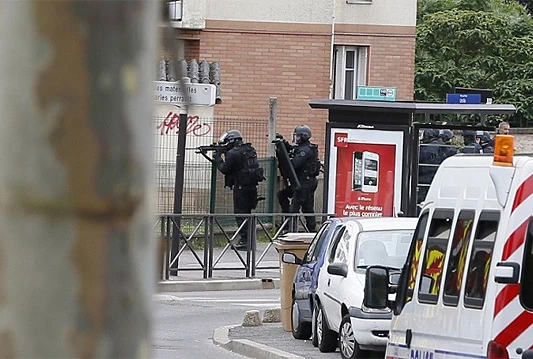 Upao u policiju urličući 'Allahu ekber' i nožem napao policajce