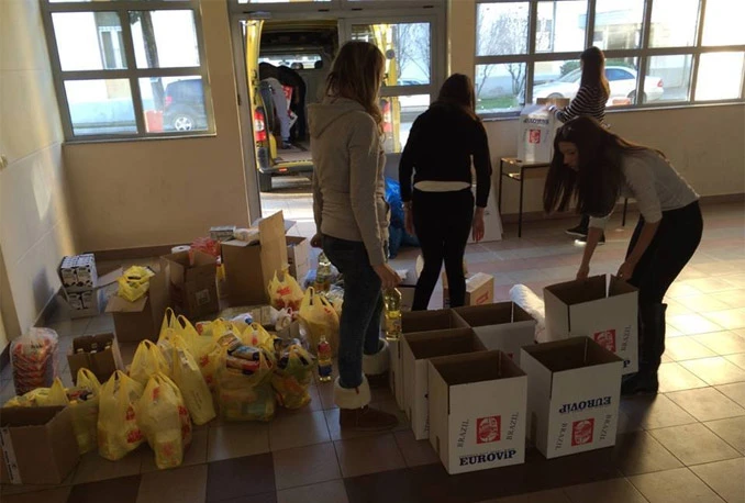 Studentski zbor s više od 1000 KM u namirnicama darovao žitelje kampa Tasovčići