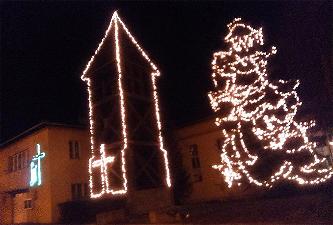 Građani Drvara sami okitili grad za blagdane