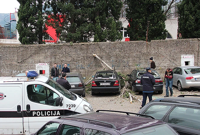 Mostar: Kod stadiona Zrinjskog uništena dva automobila