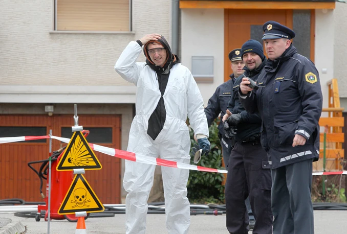 Nasilni 72-godišnjak u kući držao opasne kemikalije, te po 6 kg baruta i eksploziva