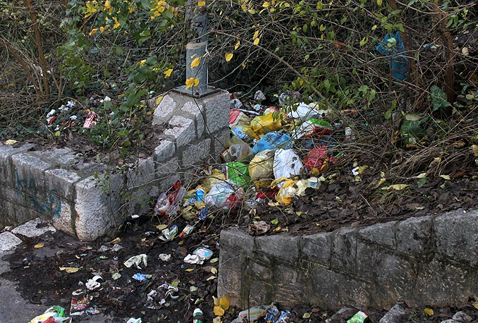 Novo ruglo: Smeće i strah na velikim stepenicama u Mostaru
