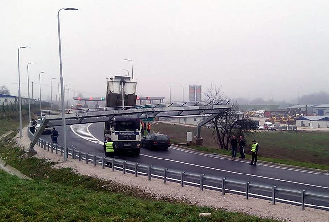 Tarčin: Kamion zakačio nosač znakova