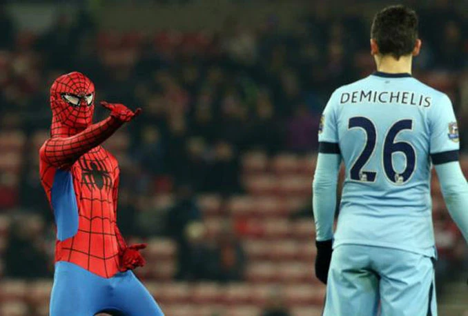 Spiderman "lovio" igrače Manchester Cityja