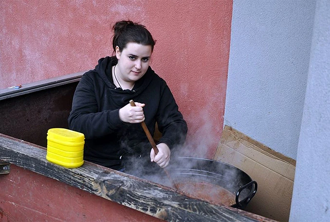 Otvorena kuhinja podijelila 100 porcija čorbe najpotrebitijim Mostarcima