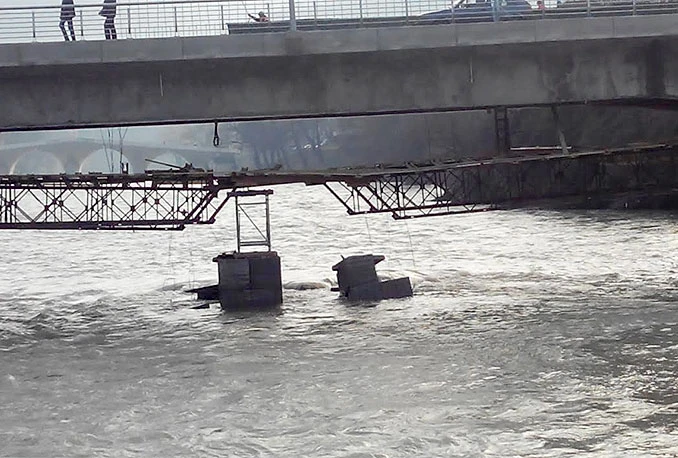 Neretva odnijela skelu, u zadnji tren spašeni bager i kamion