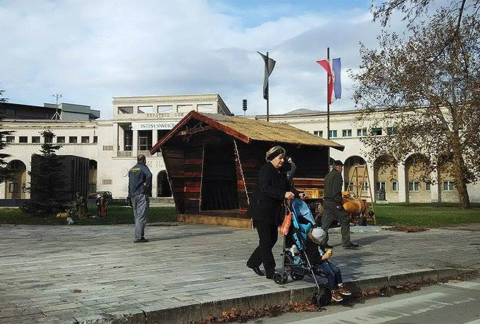 Mostar: Postavljene jaslice za početak skromnog ukrašavanja