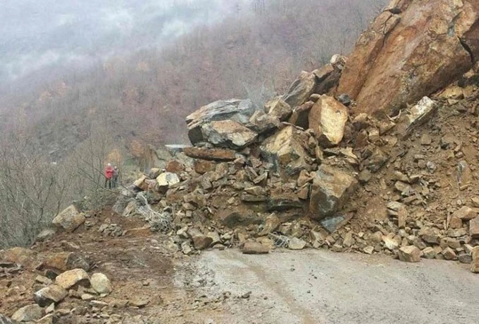 Zatvoren promet: Stijene zatrpale put Jablanica-Prozor