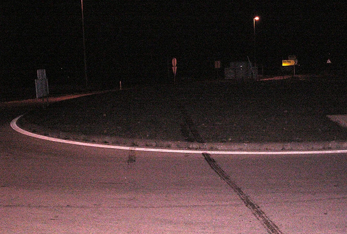 19-godišnjak automobilom, kojem je registracija istekla 2003., uništavao javnu površinu