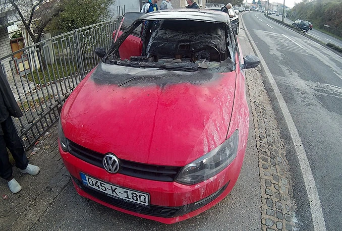 Mostar: Automobil se zapalio u vožnji