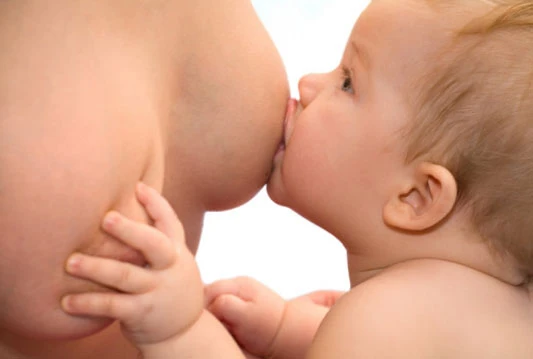 Pedijatri u pritvoru jer su promovirali mlijeko za bebe umjesto dojenja