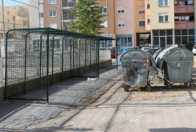 Komunalci ne znaju čemu služe ograde oko kontejnera?
