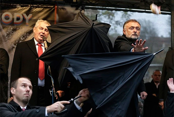 Predsjednik greškom dobio jaje u glavu