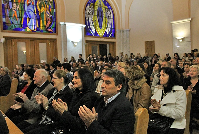 Osam molitvi za one kojih više nema: Izveden Dona eis requiem