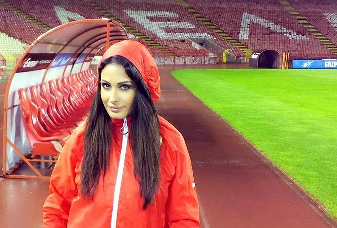 Zvezdina voditeljica smeta igračima jer je "previše seksi"