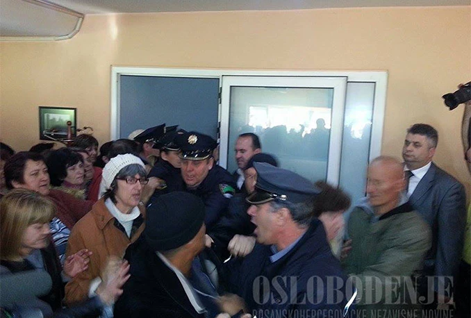 Radnici 'Aide' zarobili ministre u kafiću: Nemamo plaća, a oni piju kave