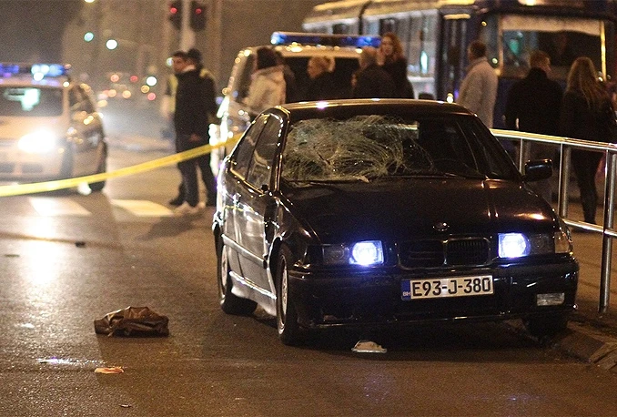Mladić ozlijeđen nožem; Opljačkana kladionica; BMW-om teško ozlijedio pješakinje