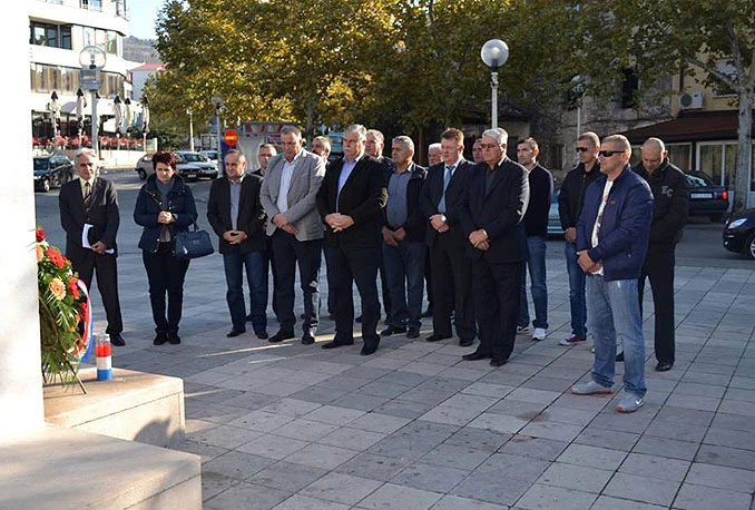 Položen vijenac i zapaljene svijeće za poginule i umrle širokobriješke branitelje