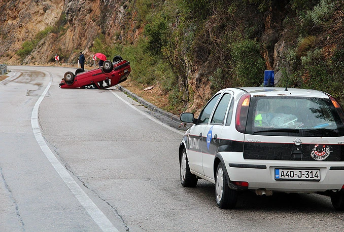 Još dvije nesreće: Golfa izvrnuo na krov, a Opelom sletio u kanal
