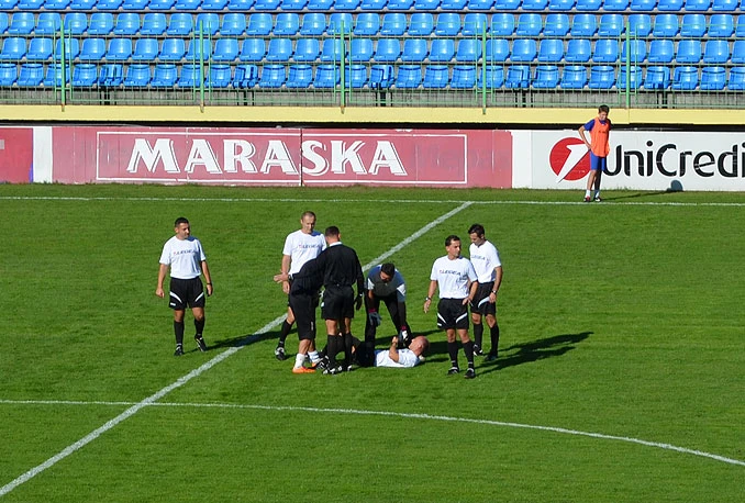Nogometaš Čelika tijekom zagrijavanja onesvijestio suca