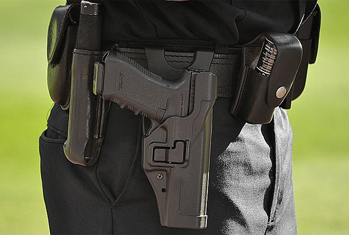 Policajcu oteo pištolj i uperio mu ga u glavu pošto je zatečen u krađi