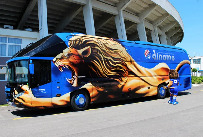 Vukovarski Grobari ispisali Dinamov autobus ćirilicom