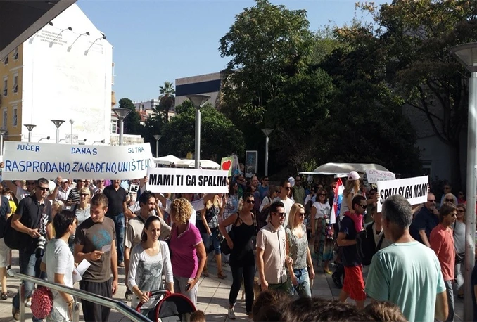 Više od 1000 građana prosvjedovalo u Splitu protiv spaljivanja smeća u kaštelanskom zalijevu