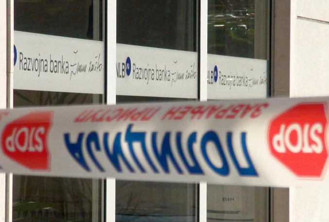 Maskirana osoba upala u Razvojnu banku
