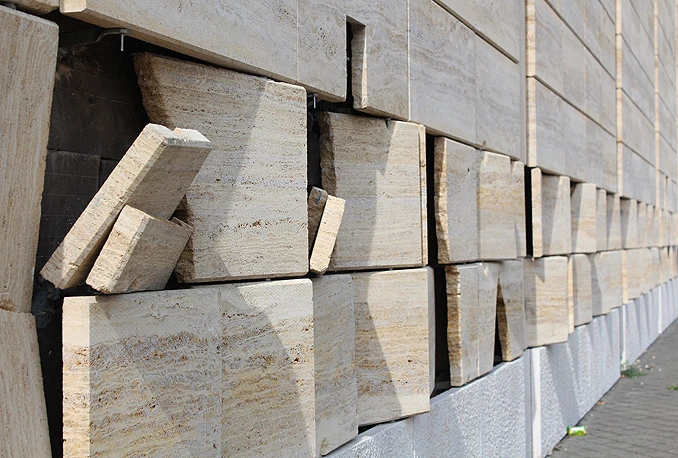 Privedeno više osoba zbog razbijanja ploča na Konzumu u Čapljini