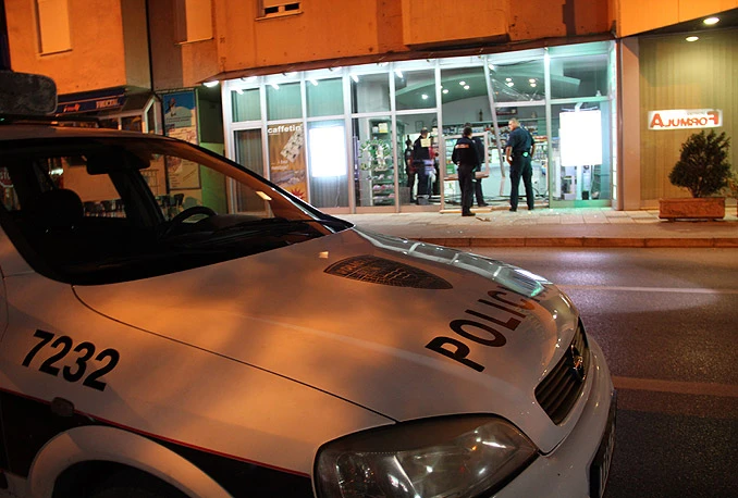 Mostar: Automobilom ''uletio'' u ljekarnu i pobjegao