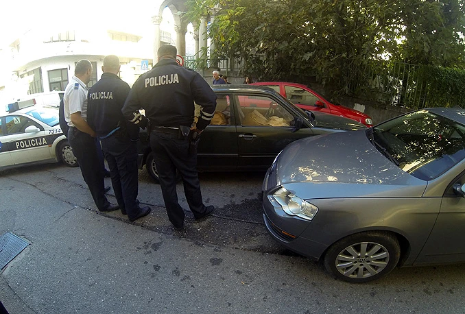 Filmska potjera i zapaljeni automobil u Mostaru