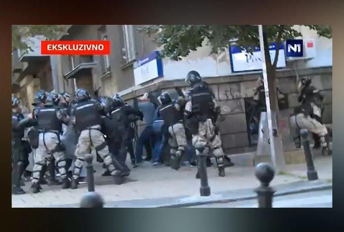 Postoji još jedna snimka premlaćivanja Vučića i pratnje, tukli ih u haustoru 10 minuta