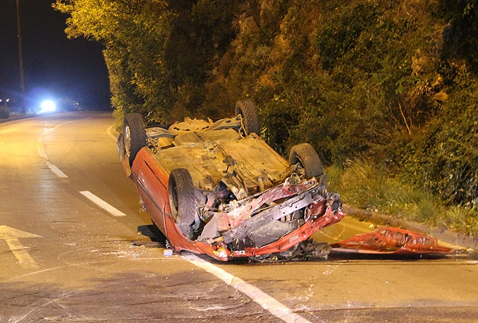Mostar: Izletjeli s ceste, udarili u brdo i završili na krovu