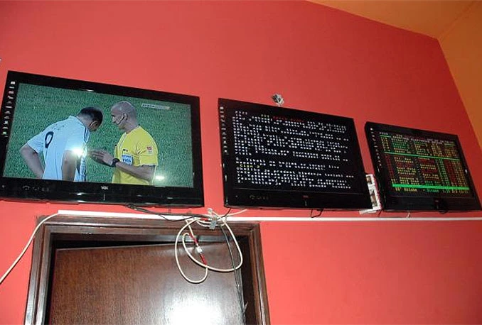 Bijes: Razbio pet televizora u kladionici