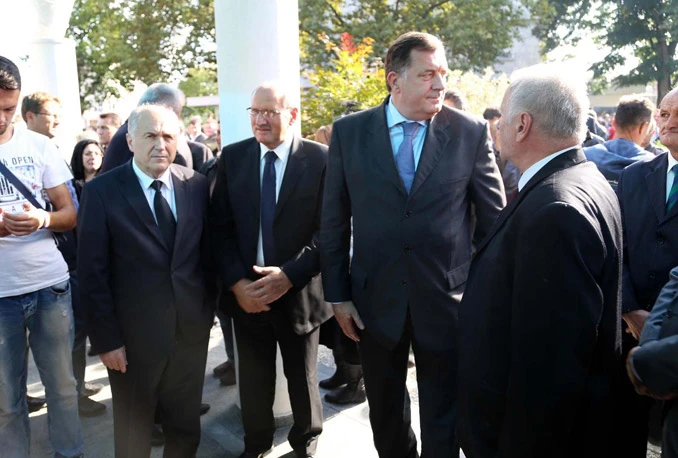 Tisuće ljudi ispratile Sulejmana Tihića na posljednji počinak u Bosanskom Šamcu