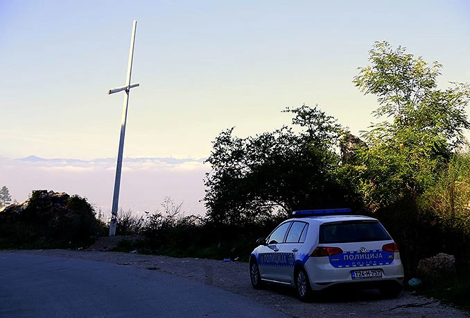 Policija na Zlatištu: Privedene dvije osobe s alatom za rušenje križa