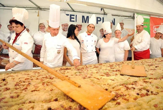 U Vidovcu skuhali sarmu dugu 1.2 kilometra