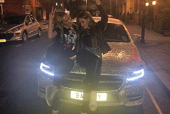 Ruska studentica se vozika u Mercedesu od kristala