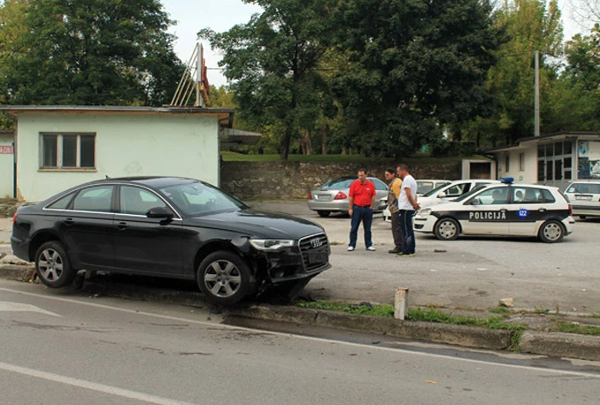 Potpredsjednik FBiH 'nasukao' službenog Audija na metalne stubove?