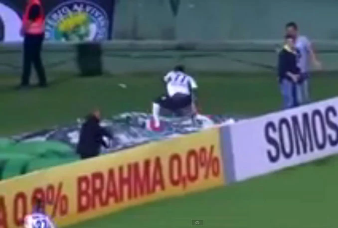 Umalo poginuo slaveći gol!