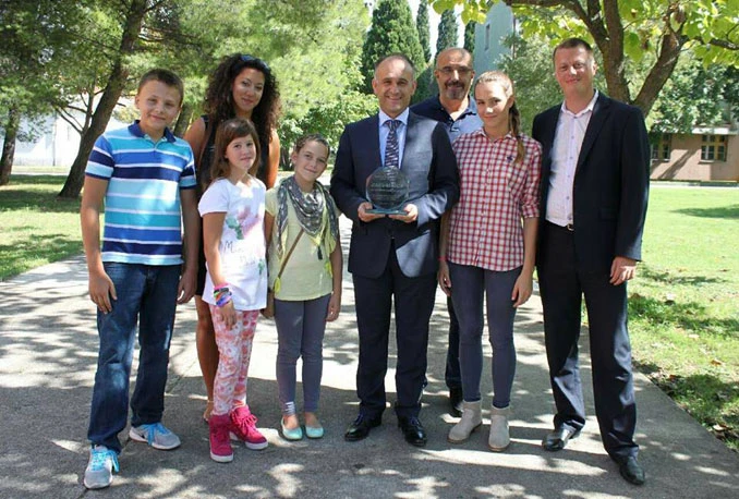 KVS Orka uručio plaketa dekanu Vasilju za doprinos plivačkom sportu