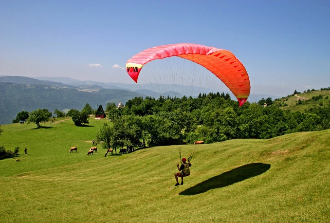 Živinice: Poginuo paraglajder, jedna osoba teško ozlijeđena